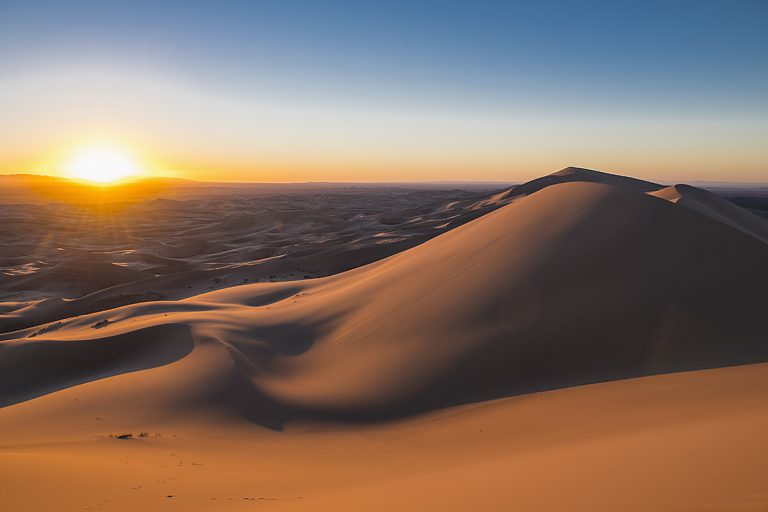 Khongor sand dune