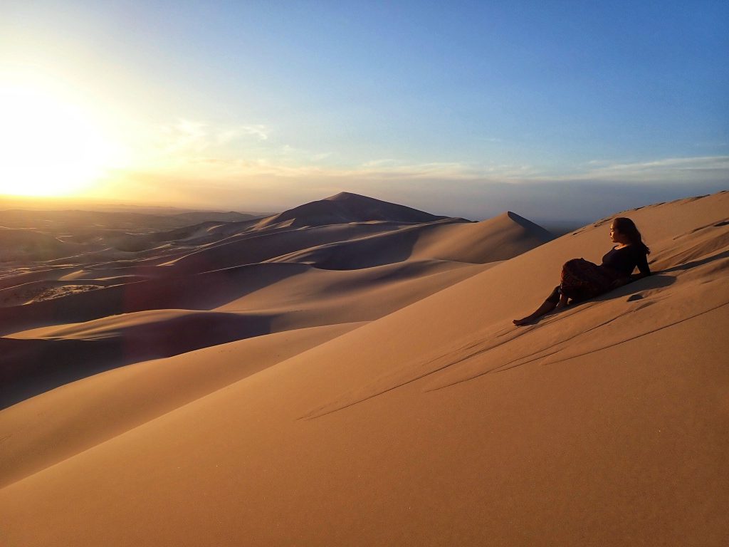 Khongor sand dunes